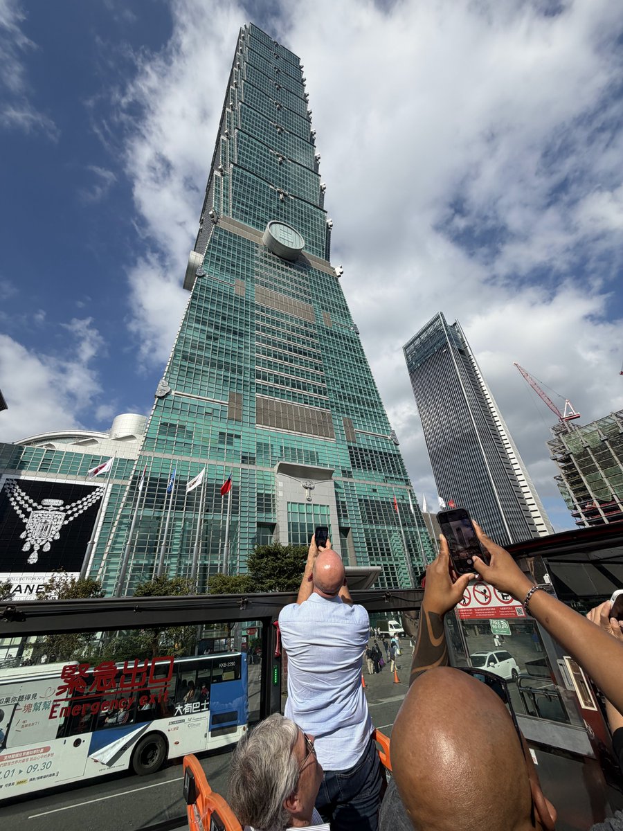 tfk6502's tweet image. 十数年ぶりに 三度目の台湾、
人生初二階建てオープンバス
（オープンじゃないのは過去にあり）

スキンヘッド多し、 いつか行く道。。