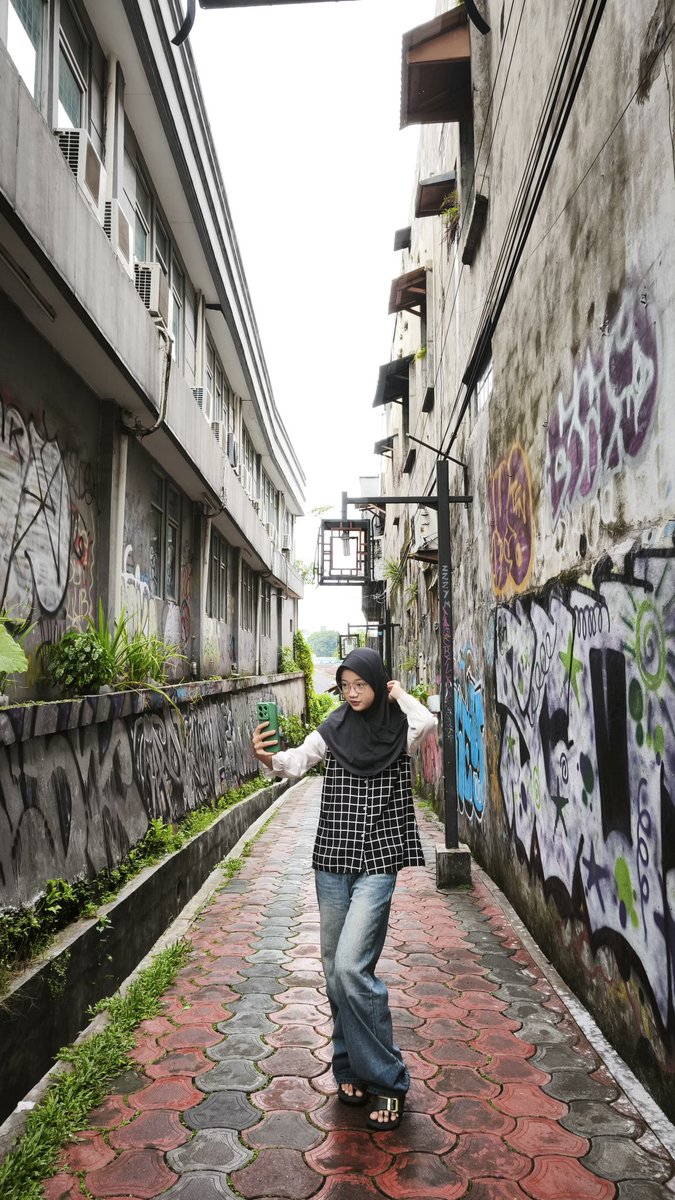 aisah145's tweet photo. #unexpectedvibe of #suryakencana street https://t.co/dvdA5Eytc3