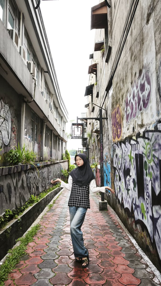aisah145's tweet photo. #unexpectedvibe of #suryakencana street https://t.co/dvdA5Eytc3