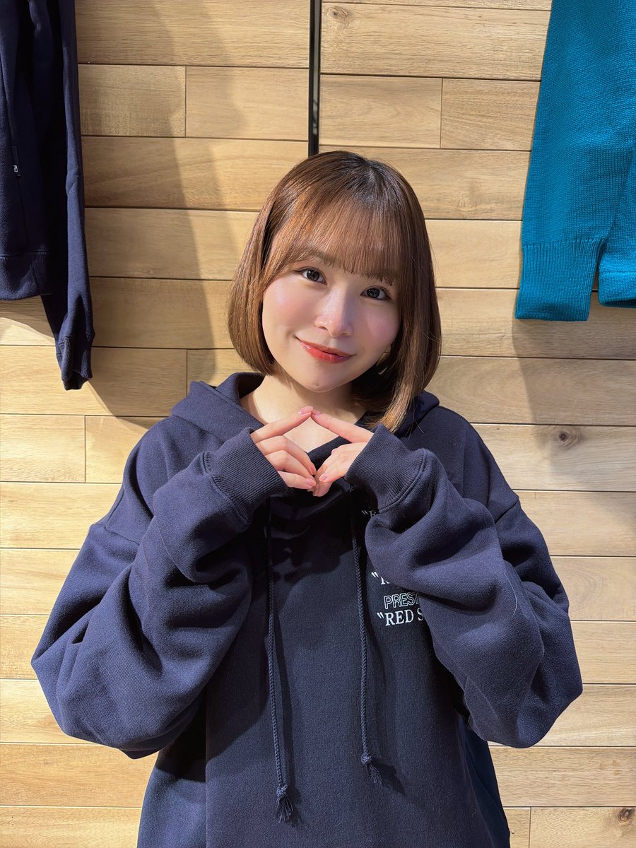 本日18時までROYAL FLASH 上野店さんであすなちゃんポップアップ開催中です⭐️
皆様あすなちゃんとお揃いコーデしてデカチェキ撮りましょう🌻