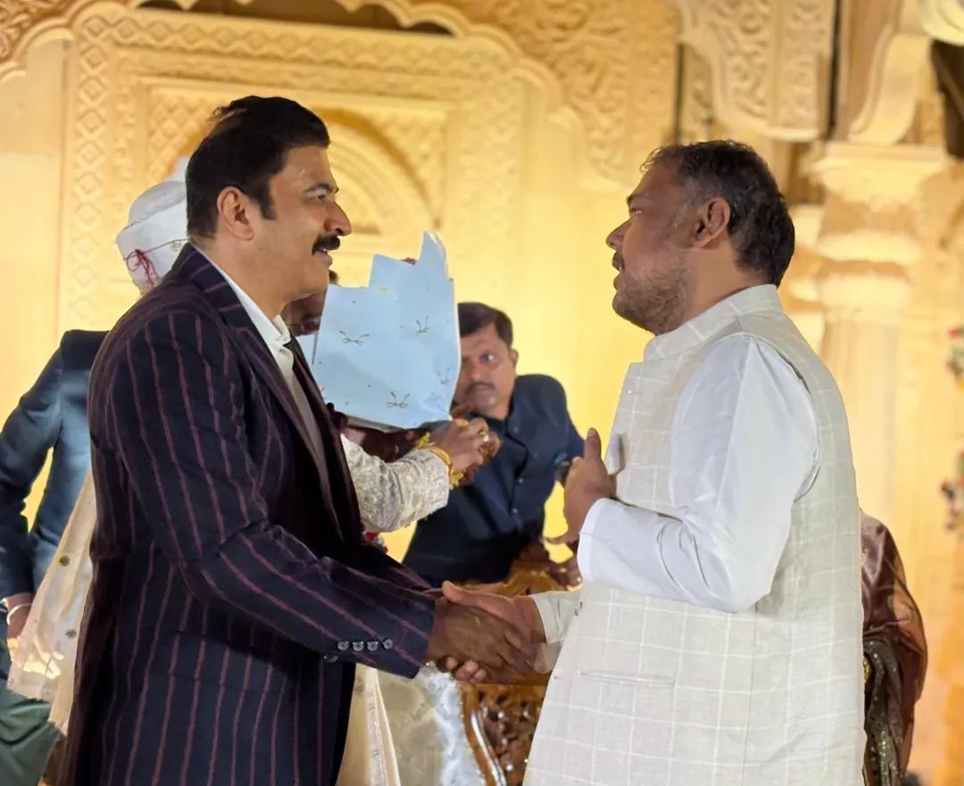 राज्य नियोजन मंडळाचे कार्यकारी अध्यक्ष आ. राजेशजी क्षीरसागर यांचे सुपुत्र चि. पुष्कराज आणि चि. सौ. का. पूजा यांचा विवाह सोहळा कोल्हापुरातील पोलीस ग्राउंड येथे संपन्न झाला. या मंगल सोहळ्यास उपस्थित राहून वधू–वरांना शुभाशीर्वाद दिले. यावेळी आदरणीय खासदार श्रीमंत शाहू छत्रपती