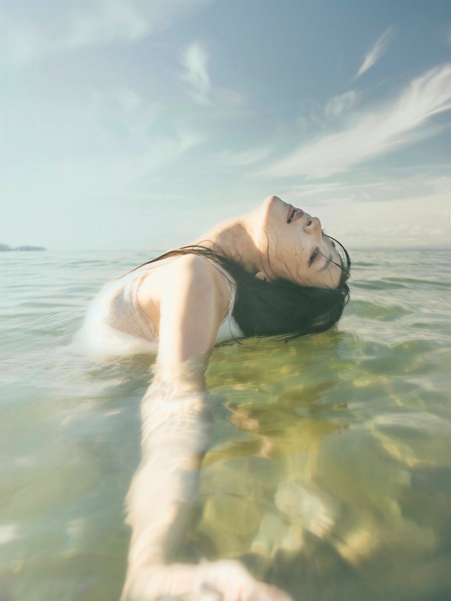 夜投稿５。評判良かったので再びにゃーさん（<a href="/diammmnnna/">ちゃんとにゃーさん🐈‍⬛</a>）。昨日の夜や今朝の投稿と高低差ありすぎて耳がキーンとなりそうです。私はかっちりした写真しか撮れないのですが、もっと自由な写真の練習したくてにゃーさんにお願いしています。”えろじゃないのふぇちなの”がにゃーさんのモットーです。