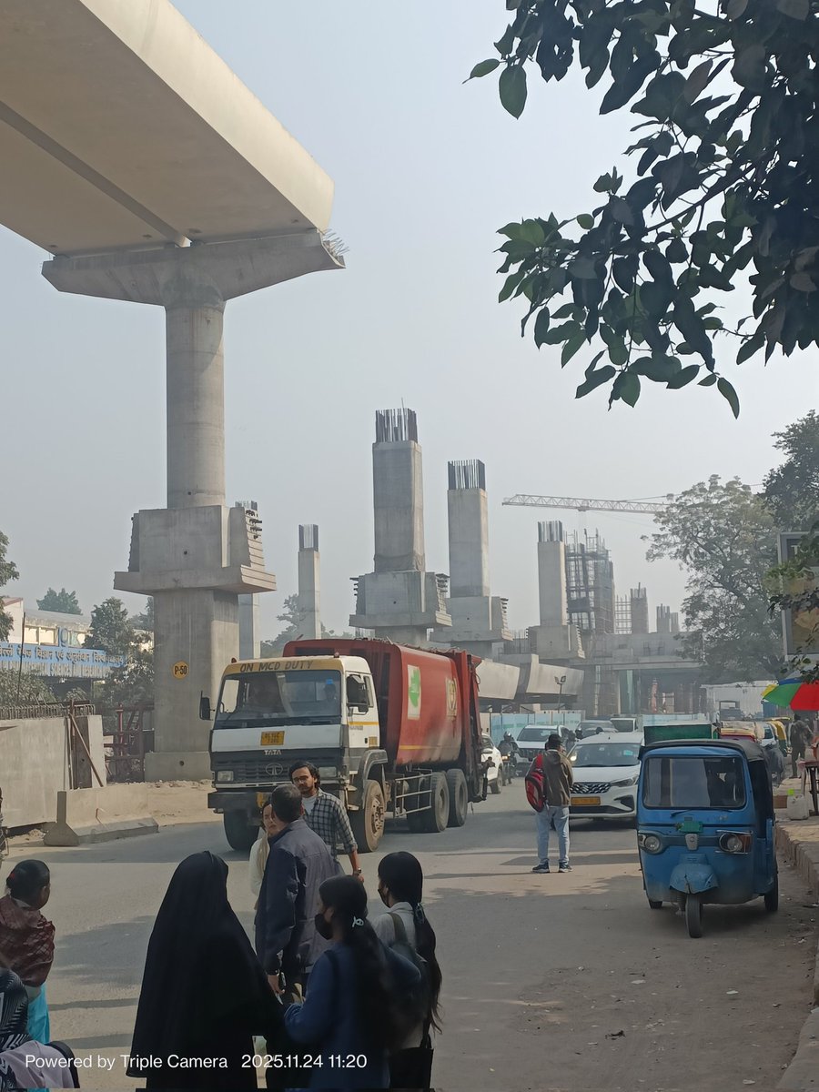 दिल्ली में जहां मेट्रो का निर्माण होरा होता है वहां प्रदूषण और ट्रैफिक बढ़ जाता है। M.B road पर हो रहे मेट्रो निर्माण की कुछ तस्वीरें आपके सामने है।