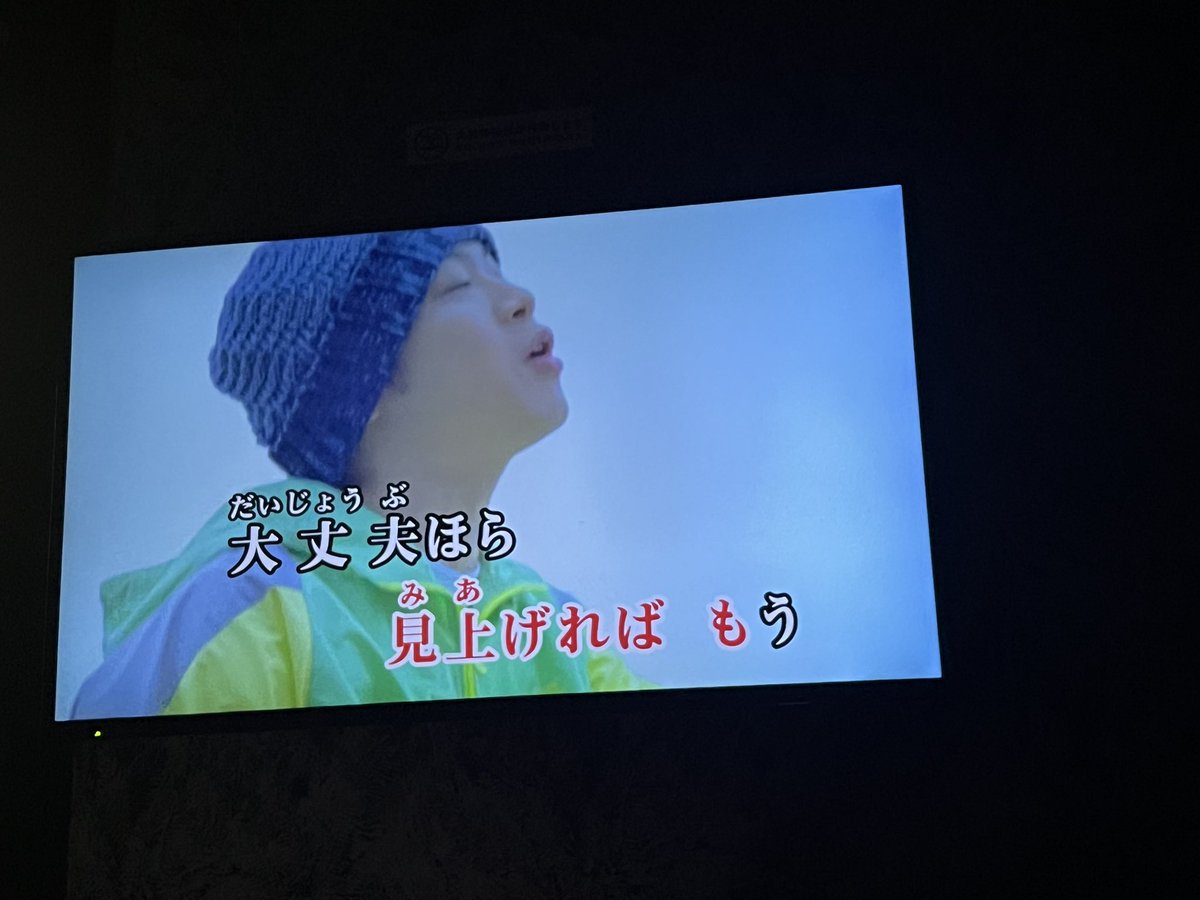 #SEAdLINNNG 陽キャ3人衆、飛行機乗り遅れてるのに歌のチョイス超前向きすぎてやばい🫠
振り返れだし
不安しかないし
全然だいじょばない