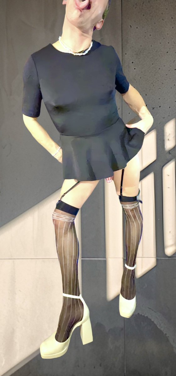 My skirt is shorter than my caged little penis. 😬🍆

💕🖤👅🖤💕