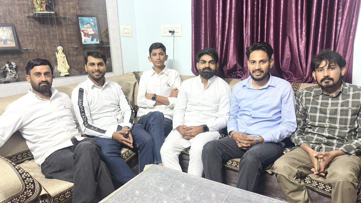 कल शाम <a href="/SachBedhadak/">Sach Bedhadak</a> के पत्रकार भाई <a href="/Kunal_Alwar/">कुनाल भटनागर</a> के यहाँ उनकी बहन की शादी में शामिल होने आए राजस्थान में शोषित,वंचित और पीड़ितों की आवाज भाई <a href="/manojmeena/">Manoj Meena</a> एवं उनके साथ साथी <a href="/mukeshpareek53/">Mukesh pareek</a> <a href="/KevalChandNain/">Keval Chand</a> राहुल यादव दिनेश कुमावत जी घर पर पधारे!🙏