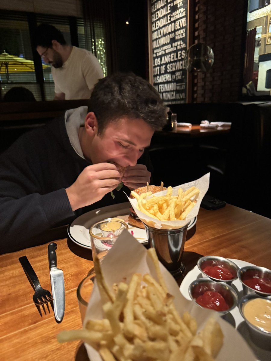 SiveCharlie's tweet photo. That burger didn’t stand a chance https://t.co/BXQtncIxXE
