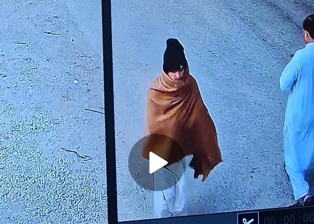 upuknews1's tweet image. #BREAKING : First image of the attacker involved in the blast at the FC Headquarters on Sunehri Masjid Road in Peshawar.

#Pakistan #Peshawar #PakistanBlast #SuicideBomber #CCTV