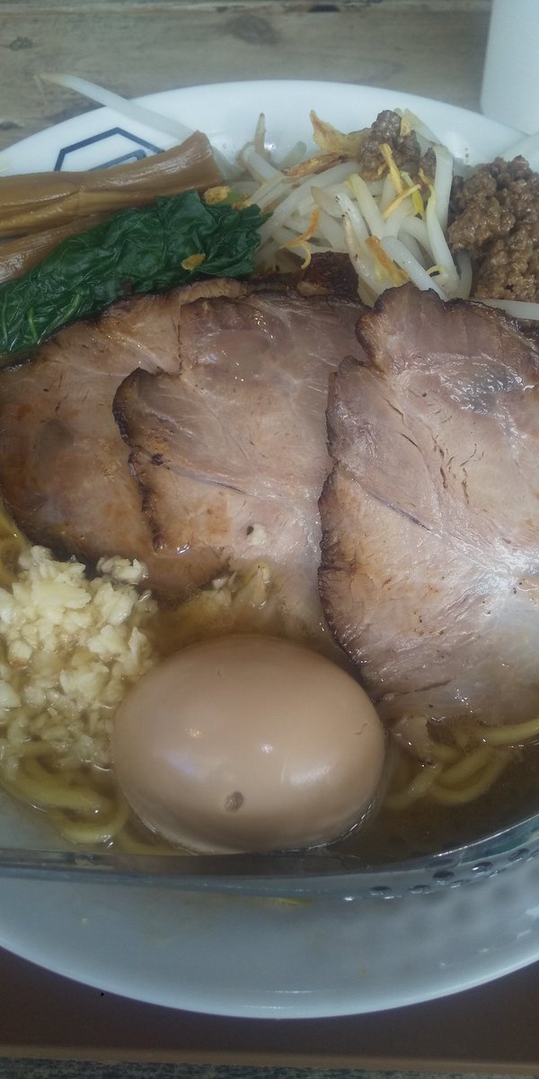 38杯目
麺と飯ソウハチヤうるマルシェ店
特製もやし味噌豚骨らーめん

味噌は感じる程度で豚骨が強いかな？
挽肉混ぜて旨いし、にんにく混ぜるのは勿論最高！卵も程よい半熟で〆に米ドボンすれば良かったー笑

#2025野良ラーメン記録