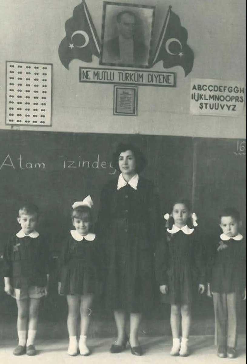 Bir milleti yeniden ayağa kaldıran, cehaleti ışığıyla yenen Başöğretmen’e minnetle…
Bize harfleri değil, düşünmeyi; bilgiyi değil, bilimin yolunu öğreten tüm öğretmenlerin Öğretmenler Günü kutlu olsun.
Atatürk’ün izinde, aydınlık yarınlara…