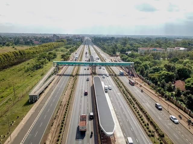 THIKA SUPERHIGHWAY
This major highway links Nairobi to Thika, an industrial hub roughly 50 km away. Most sections carry 8 lanes, with some stretches widening to 12. Construction started in January 2009 and finished in 2012, with President Mwai Kibaki commissioning it in November