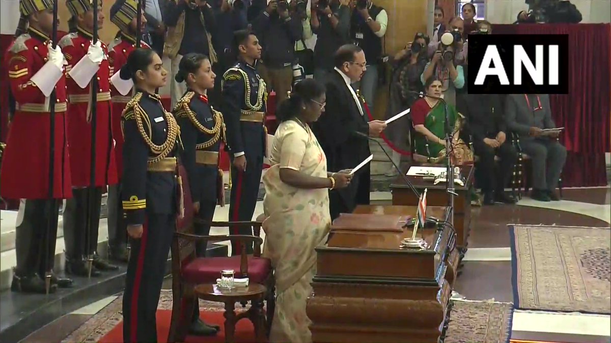 PostHaryana's tweet image. न्यायमूर्ति सूर्यकांत बने भारत के नए मुख्य न्यायाधीश
दिल्ली राष्ट्रपति भवन में राष्ट्रपति द्रौपदी मुर्मू ने सूर्यकांत को दिलाई मुख्य न्यायाधीश की शपथ!

#delhi #President #DropadiMurmu #ChiefJustice #suryakant #bharat #news #NewsUpdate #dailypost #dailypostharyanahimachal