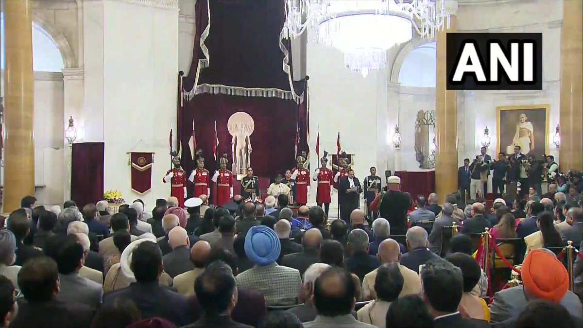 PostHaryana's tweet image. न्यायमूर्ति सूर्यकांत बने भारत के नए मुख्य न्यायाधीश
दिल्ली राष्ट्रपति भवन में राष्ट्रपति द्रौपदी मुर्मू ने सूर्यकांत को दिलाई मुख्य न्यायाधीश की शपथ!

#delhi #President #DropadiMurmu #ChiefJustice #suryakant #bharat #news #NewsUpdate #dailypost #dailypostharyanahimachal