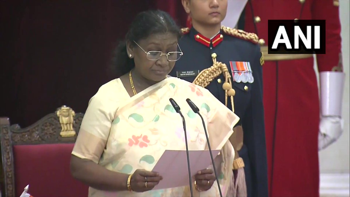 PostHaryana's tweet image. न्यायमूर्ति सूर्यकांत बने भारत के नए मुख्य न्यायाधीश
दिल्ली राष्ट्रपति भवन में राष्ट्रपति द्रौपदी मुर्मू ने सूर्यकांत को दिलाई मुख्य न्यायाधीश की शपथ!

#delhi #President #DropadiMurmu #ChiefJustice #suryakant #bharat #news #NewsUpdate #dailypost #dailypostharyanahimachal