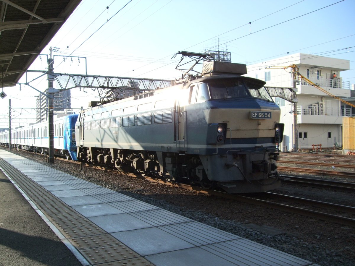 Tomo_Ishigaki's tweet image. 「我が家に眠るちょっと懐かしの鉄道写真シリーズ」
東京メトロ15000系を輸送のため牽引するEF66の54号機
54号機は更新色の中で異色の存在で裾の帯は他と比べて太かったのです
＠沼津駅2010.2.20
#EF66 #EF6654 #甲種輸送 #東京メトロ15000系