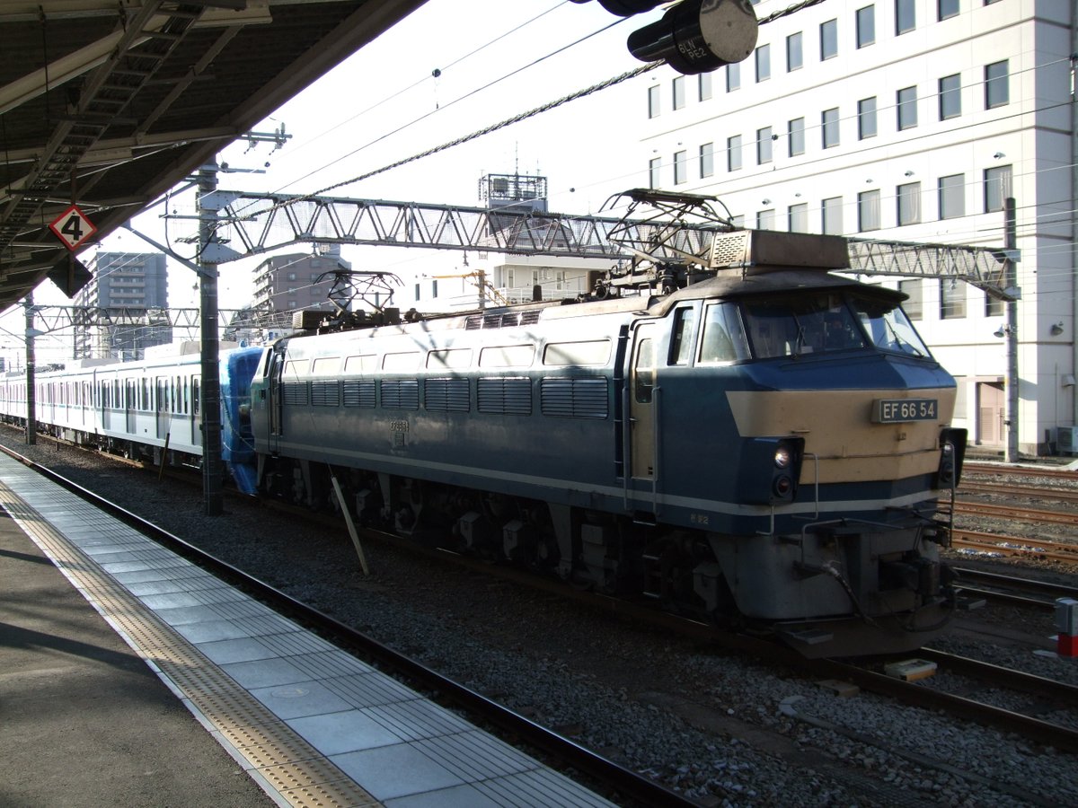 Tomo_Ishigaki's tweet image. 「我が家に眠るちょっと懐かしの鉄道写真シリーズ」
東京メトロ15000系を輸送のため牽引するEF66の54号機
54号機は更新色の中で異色の存在で裾の帯は他と比べて太かったのです
＠沼津駅2010.2.20
#EF66 #EF6654 #甲種輸送 #東京メトロ15000系