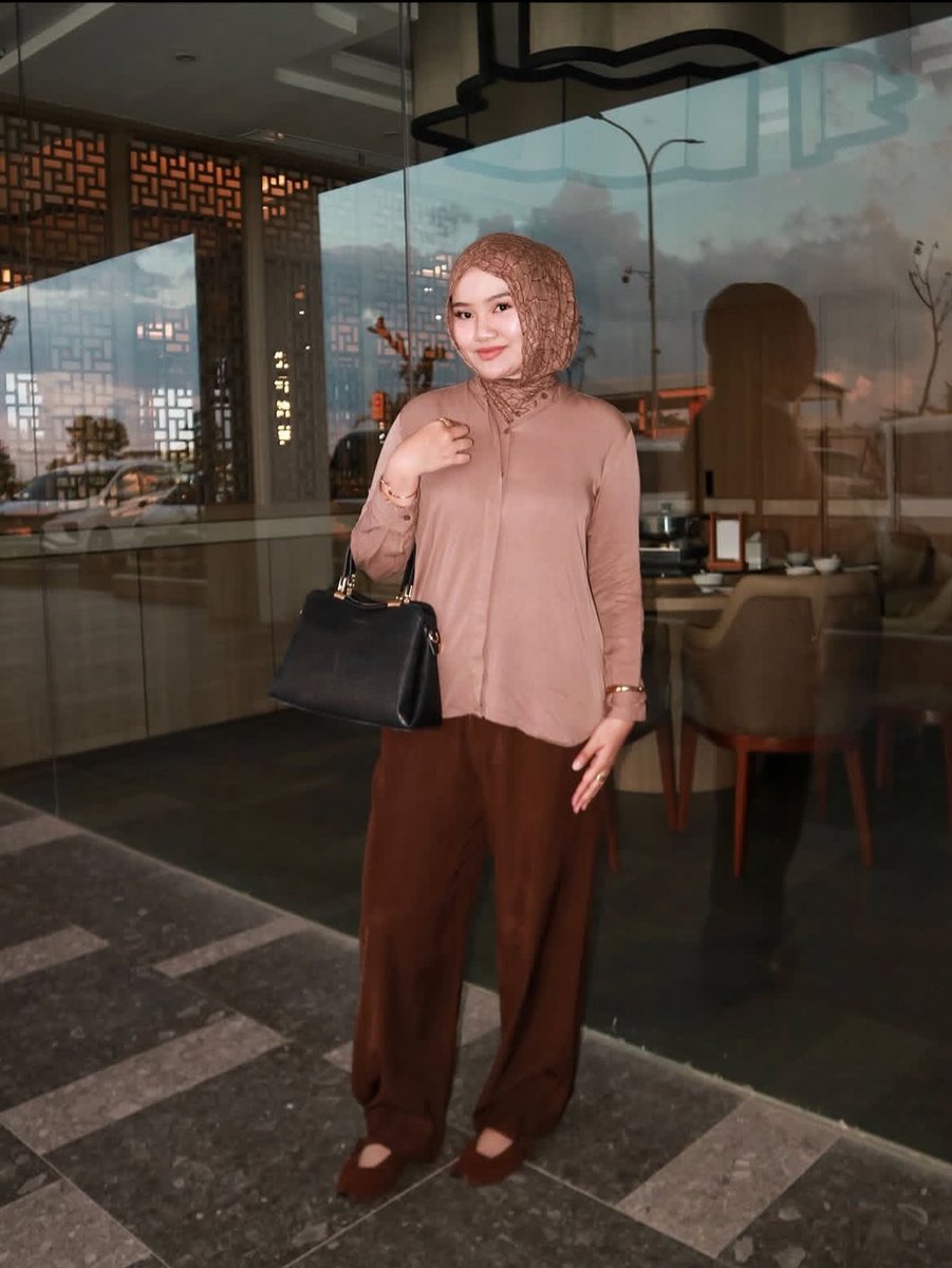 Kemejanya simple cuma pakai Melva Shirt Twillrayon aja dimix and match pkai bawahnya coklat dan hijab parttern bikin keliatan jadi look yang mahal banget yahh

#wts #wtb