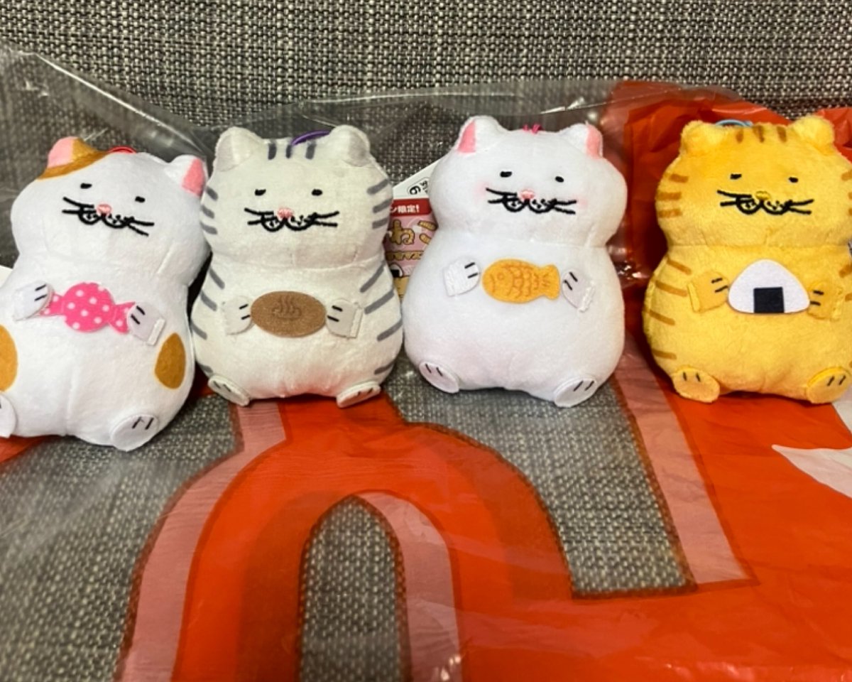 sumiyakino7312's tweet image. 3連休は　#でぶねこ #たべものだいすきマスコット　のお迎えに行ってきました😸出遅れたせいか在庫も残り少しとなっていました。盛況で何よりニャ！