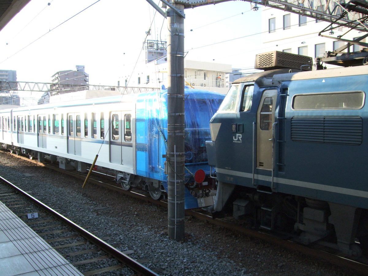 Tomo_Ishigaki's tweet image. 「我が家に眠るちょっと懐かしの鉄道写真シリーズ」
東京メトロ15000系を輸送のため牽引するEF66の54号機
54号機は更新色の中で異色の存在で裾の帯は他と比べて太かったのです
＠沼津駅2010.2.20
#EF66 #EF6654 #甲種輸送 #東京メトロ15000系
