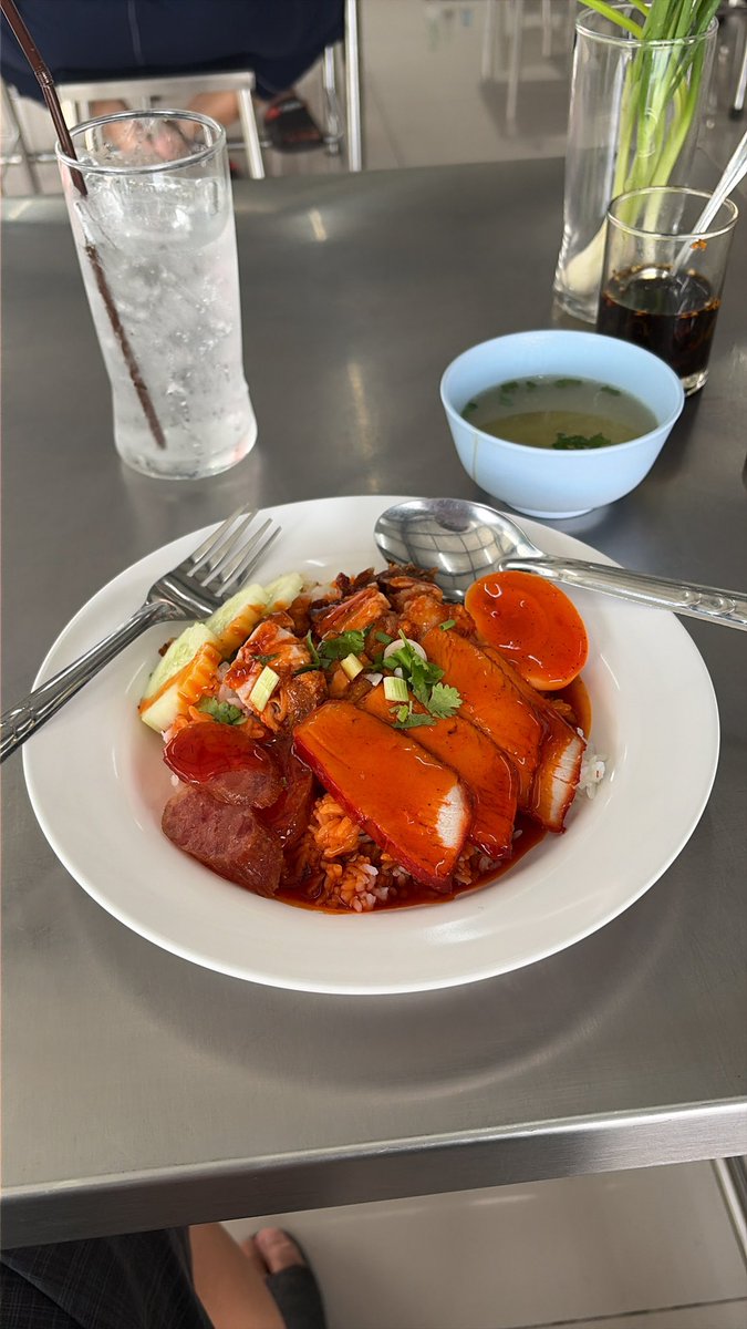 หมูแดงหมูกรอบ จ่ายด้วยคนละครึ่ง เหลือ 30 บาท