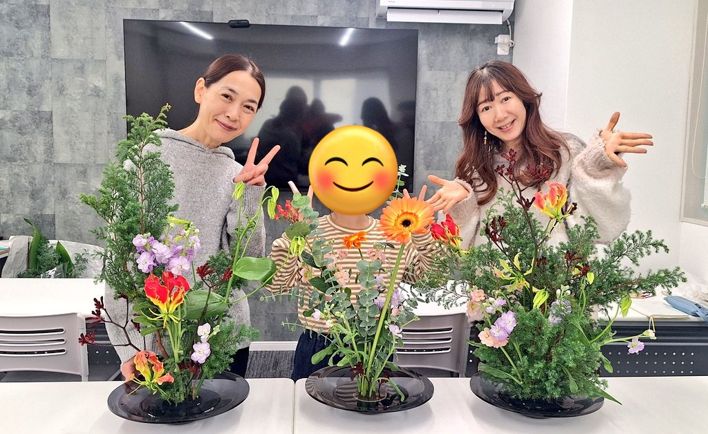生け花ワークショップ前半のお客様😊✨　真ん中は小学生の女の子。ガーベラ、ヒペリカムなどのかわいい花材にしました🎵　右のかなさんは以前モニターをしてくれたのですが、後半を含めてみなさん花鋏も初めて❕初体験を楽しんでくれたよう😄エネルギーあふれるすてきな作品ができました✨