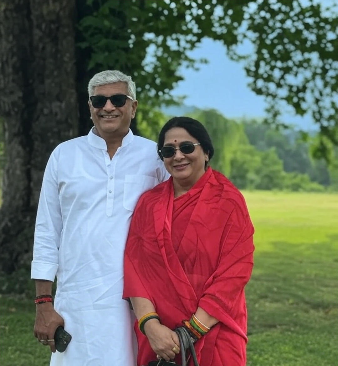 🚩🚩 हर हर महादेव 🚩🚩

<a href="/gssjodhpur/">Gajendra Singh Shekhawat</a>.. हमारे हरमन प्रिय ताऊ जी और ताई जी को शादी की 33वीं वर्षगांठ की बहुत-बहुत शुभकामनाएं. महादेव आप दोनों को स्वस्थ और दीर्घायु रखें 🌺

थामें एक-दूजे का हाथ,
बना रहे आपका साथ,
बधाई हो 33वी शादी की वर्षगांठ....

🌺🌺🌺🌺🌺