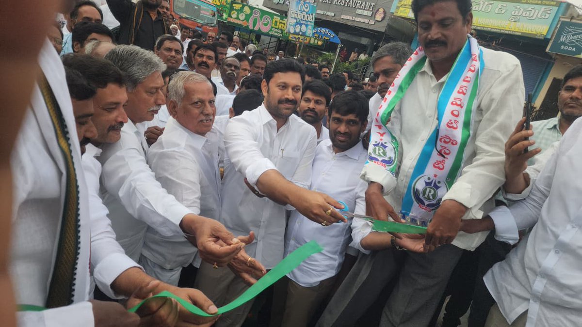 Volganews_'s tweet image. పులివెందులలో ఉయ్యాలవాడ నరసింహారెడ్డి 219వ జయంతి వేడుకలు 

నరసింహారెడ్డి విగ్రహానికి పూలమాలవేసి నివాళులర్పించిన కడప ఎంపీ అవినాష్ రెడ్డి

#pulivendula #avinashreddy #YCP