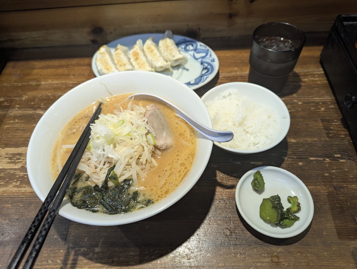 lightning_fmk6's tweet image. 今日のお昼〜
ラーメン＋餃子のセットで