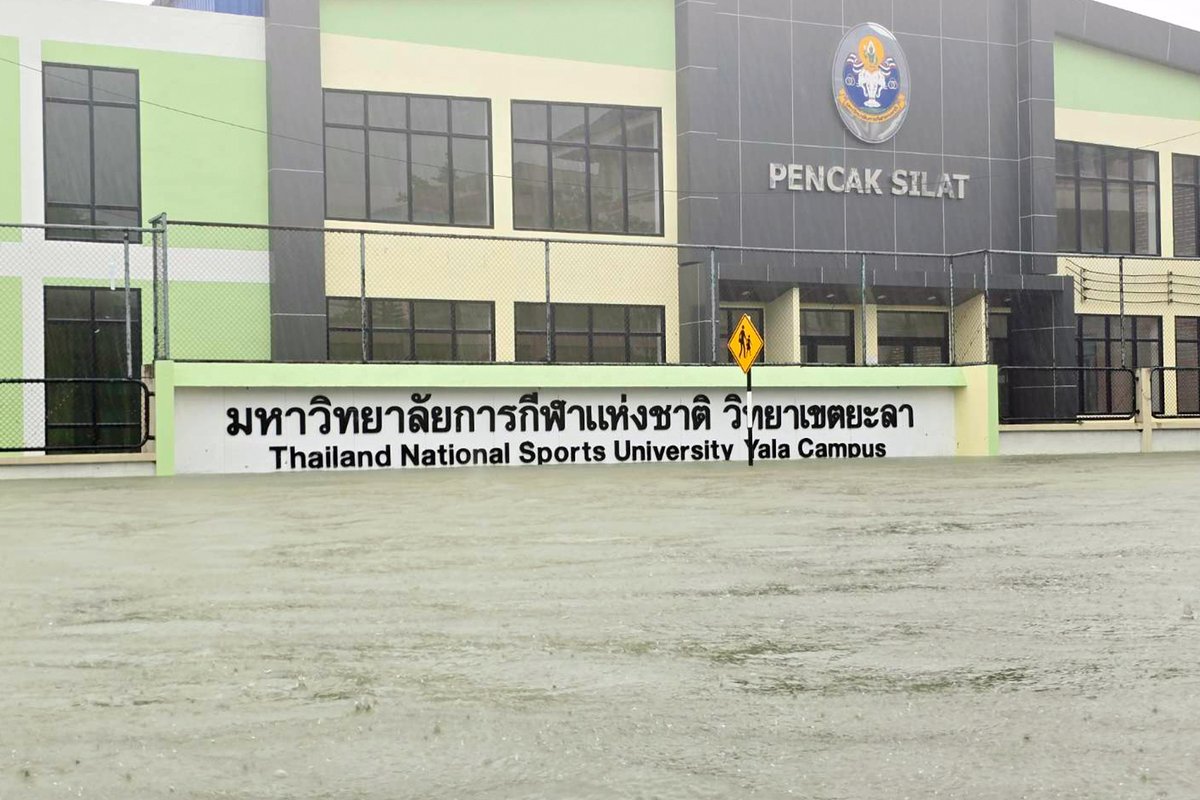 mthai's tweet image. “อ.ยะหา อ.เมืองยะลา” เตือนภัยขั้นรุนแรง! รีบอพยพด่วน - 4 แยก พบระดับน้ำขึ้นสูงเร็ว

เวลา 12.00 น. (24 พ.ย.) จ.ยะลา ประกาศเตือนภัยขั้นรุนแรง ขอให้ประชาชนชาว อ.ยะหา อ.เมืองยะลา เตรียมรับมือปริมาณน้ำที่จะมาเติม เคลื่อนย้ายรถ และสิ่งของไปที่สูง พร้อมรีบอพยพไปยังศูนย์พักพิง

ขณะที่…