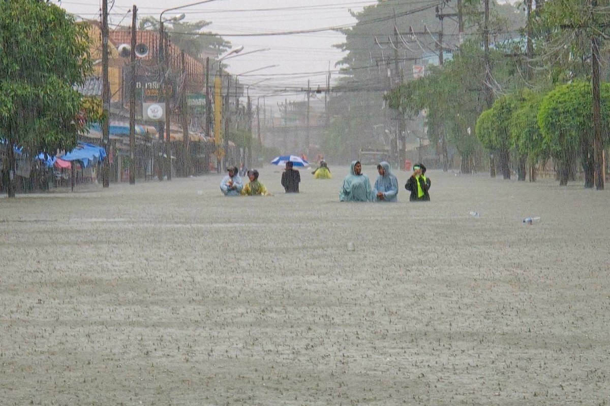 mthai's tweet image. “อ.ยะหา อ.เมืองยะลา” เตือนภัยขั้นรุนแรง! รีบอพยพด่วน - 4 แยก พบระดับน้ำขึ้นสูงเร็ว

เวลา 12.00 น. (24 พ.ย.) จ.ยะลา ประกาศเตือนภัยขั้นรุนแรง ขอให้ประชาชนชาว อ.ยะหา อ.เมืองยะลา เตรียมรับมือปริมาณน้ำที่จะมาเติม เคลื่อนย้ายรถ และสิ่งของไปที่สูง พร้อมรีบอพยพไปยังศูนย์พักพิง

ขณะที่…