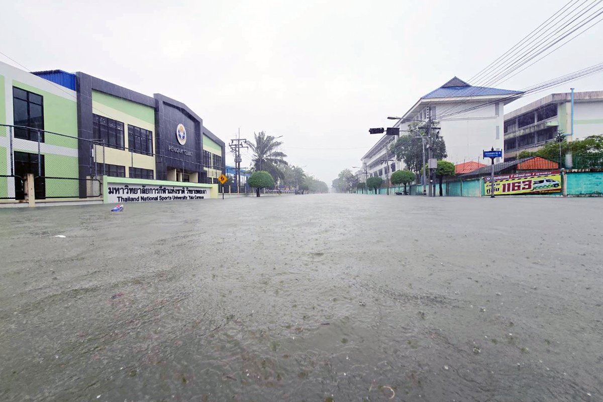 mthai's tweet image. “อ.ยะหา อ.เมืองยะลา” เตือนภัยขั้นรุนแรง! รีบอพยพด่วน - 4 แยก พบระดับน้ำขึ้นสูงเร็ว

เวลา 12.00 น. (24 พ.ย.) จ.ยะลา ประกาศเตือนภัยขั้นรุนแรง ขอให้ประชาชนชาว อ.ยะหา อ.เมืองยะลา เตรียมรับมือปริมาณน้ำที่จะมาเติม เคลื่อนย้ายรถ และสิ่งของไปที่สูง พร้อมรีบอพยพไปยังศูนย์พักพิง

ขณะที่…