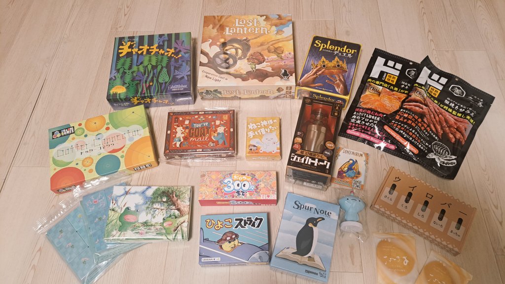 TatugamiRiuzu_V's tweet image. ヘッヘッヘ。  #ゲームマーケット2025秋 楽しかったなー✨

戦利品もたっぷりだ！
差し入れもありがとうございます！！

けだまちゃんと遊んで動画になるやつもあるでしょう！
お楽しみに(*´ω｀*)