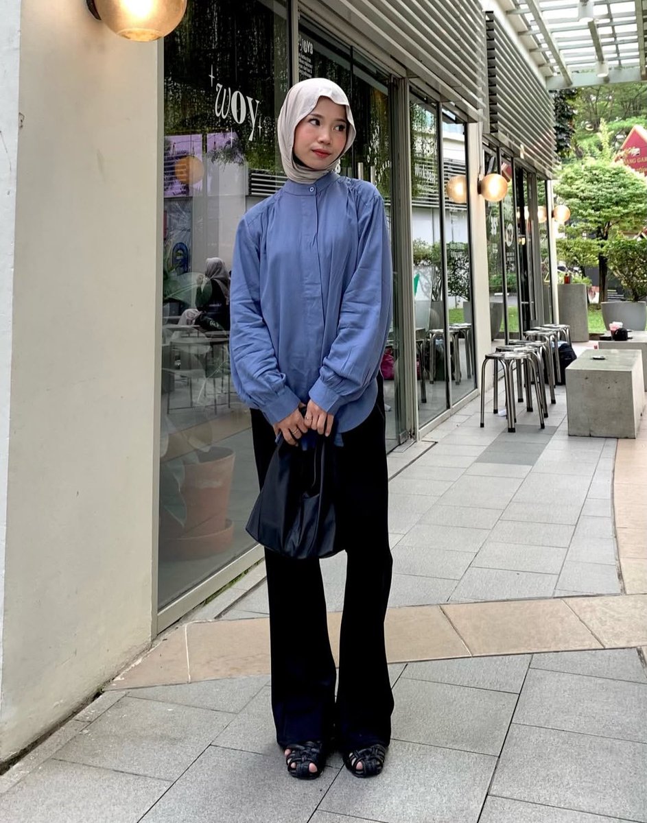 Suka banget sama atasan Khanza Shirt warna denim ini. Warnanya Denimnya super cantik dan nyaman ✨

#wts #wtb