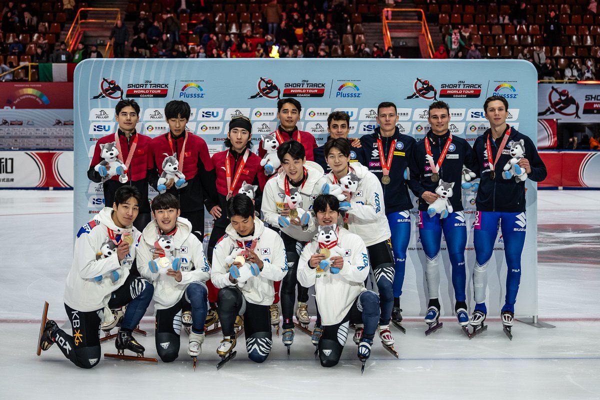CGTNSportsScene's tweet photo. ⛸️Drama on ice in #Gdansk! 

🇨🇳#China’s men’s 5,000m relay tumbled but still won silver after Netherlands got DQ’d for lane foul.  

#SunLong, #LiuShaoang, #LiuShaolin &amp; #LinXiaojun fought hard, lead changes, collisions, and 🇰🇷Republic of Korea taking gold in 7:07.098.

#ISU https://t.co/AiczQxMjpL