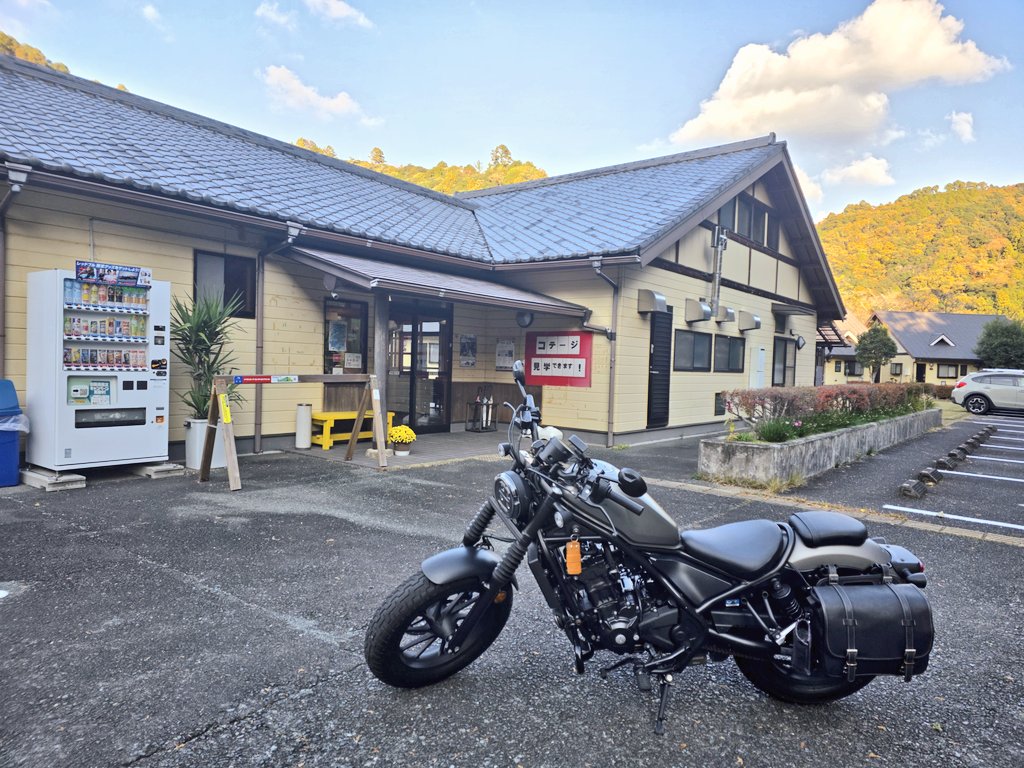 kamameshirider's tweet image. 名前：釜飯ライダー
性別:🤔
お店：静岡県の森町
　　　コテージアクティ内
愛車：レブル250
好き：食べること🍚
一言：一風変わった釜飯のお店始めます🥰
是非ツーリングの休憩がてらにでもお立ち寄りください😳

#バイク乗りとして軽く自己紹介
#バイク乗りと繋がりたい
#バイク好きと繋がりたい
