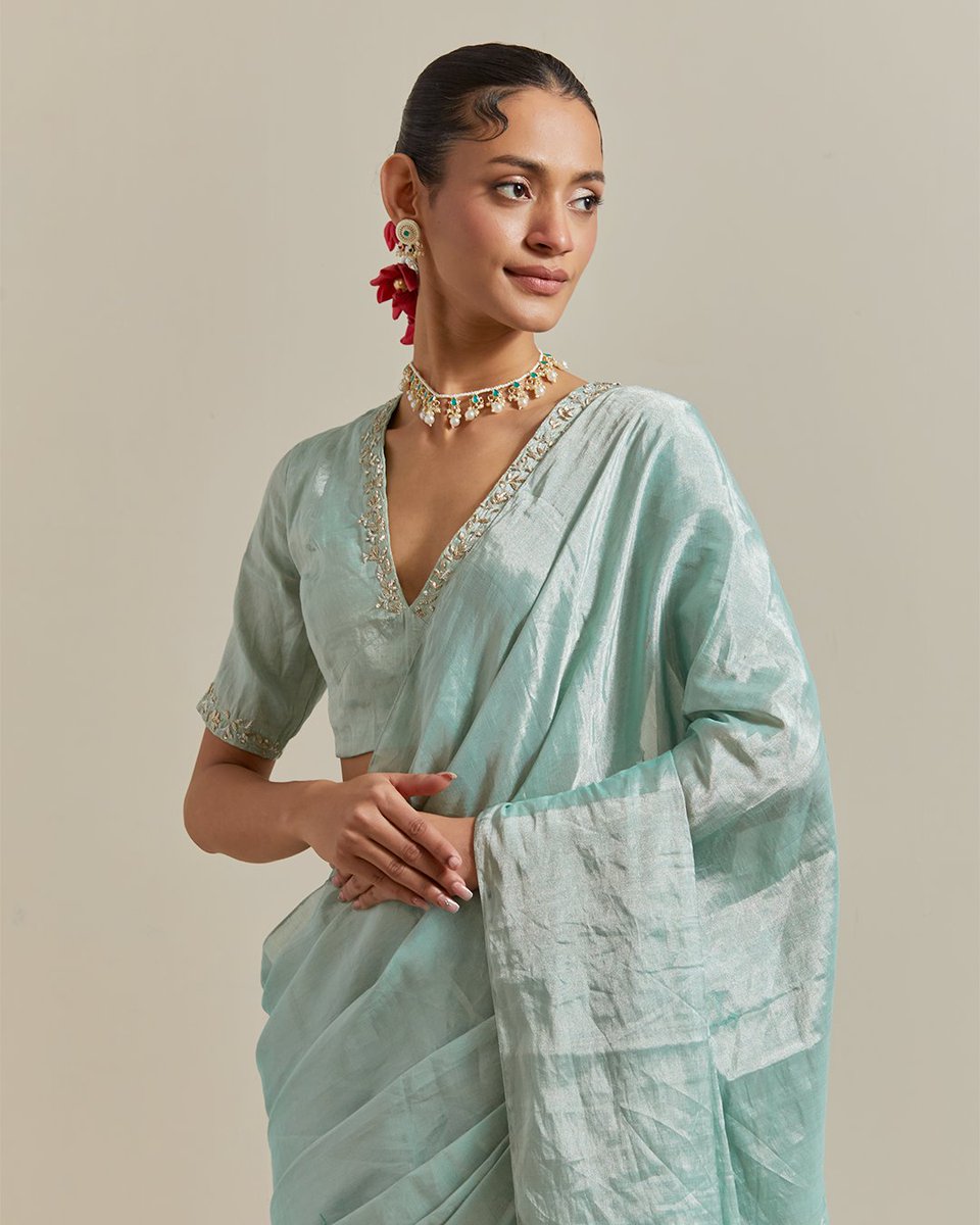 Vinusto's tweet photo. The women who hold our families together with grace deserve to shine on wedding nights. 

Our Mint Zari Silk Saree celebrates their timeless elegance with a serene, classic glow.

Explore the wedding collection: https://t.co/IcfqAuuHFs

#mintzarisaree #vinusto https://t.co/c36Cez9BeG