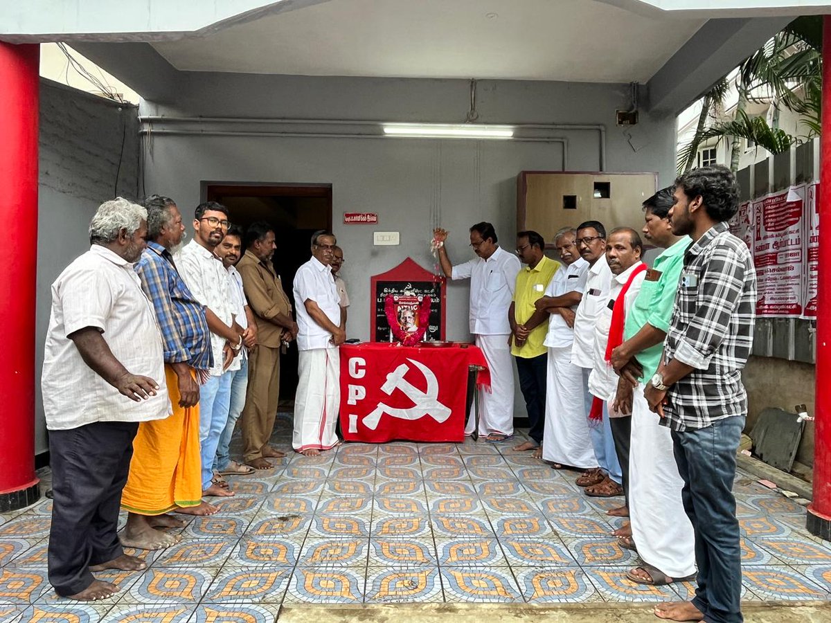 JanasakthiThola's tweet image. தோழர் எஸ்.எஸ். டி நினைவு நாளை முன்னிட்டு அவரது படத்திற்கு திருச்சி மாவட்ட கட்சி அலுவலகத்தில் மாநிலச் செயலாளர் மு.வீரபாண்டியன் மற்றும் செயற்குழு உறுப்பினர் எம்.செல்வராஜ் மற்றும் தோழர்கள் மலர் தூய அஞ்சலி செலுத்தினார்கள்.

#ThozharSST