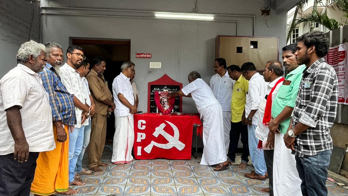 JanasakthiThola's tweet image. தோழர் எஸ்.எஸ். டி நினைவு நாளை முன்னிட்டு அவரது படத்திற்கு திருச்சி மாவட்ட கட்சி அலுவலகத்தில் மாநிலச் செயலாளர் மு.வீரபாண்டியன் மற்றும் செயற்குழு உறுப்பினர் எம்.செல்வராஜ் மற்றும் தோழர்கள் மலர் தூய அஞ்சலி செலுத்தினார்கள்.

#ThozharSST