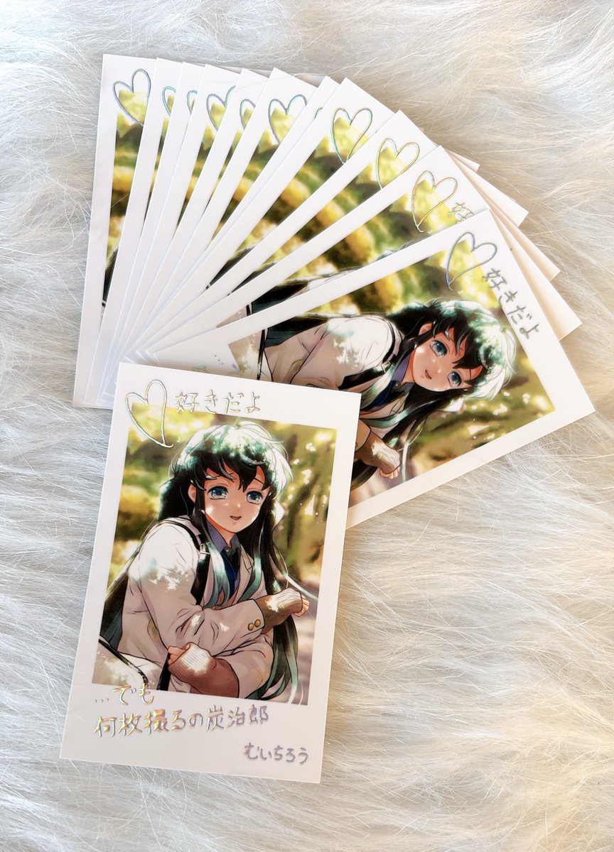 chikaya_KS's tweet image. チェキ風カード（箔加工）✨

手書き文字で箔入れるとアイドルジャンルとか現代っぽいかなと手出さなかったけどそういや現代もの描いてるじゃんか！と

🌫️はみんなのアイドルじゃい！
☆*:.｡.＼＼\\٩( &apos;ω&apos; )و //／／.｡.:*☆

何枚も撮ってるらしい🎴
イベントの新刊ノベルティにする