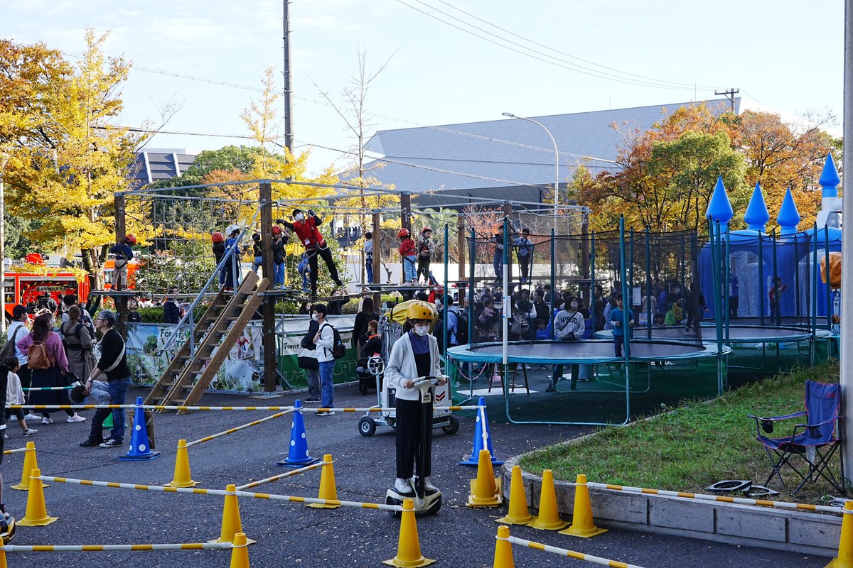 屋外にはお子様向けのアトラクションも充実しています。アスレチックやトランポリン、ふわふわと楽しい施設がいっぱいです。

となりには、はたらくくるまコーナーもありますよ

#モビショー #いこみゃあモビショー ！