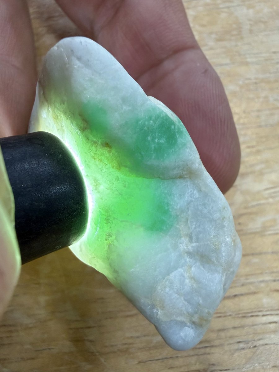 お客さんがゲット‼️ お宝ヒスイ‼️別角度から 白地にアップルグリーン