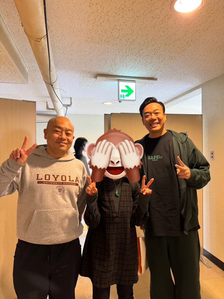 え？オカン何してんの？
吉本の営業に行って、楽屋挨拶して
写真撮って貰ったらしんやけど、、、
楽屋挨拶？？
大先輩と写真撮って貰ってる😳😳
ほんでピースの向き若いなー！！
グッドグッド？？
大先輩に感謝！！！
#グッド良平。　#母親
#宇治原　さん　#ギャロップ　さん