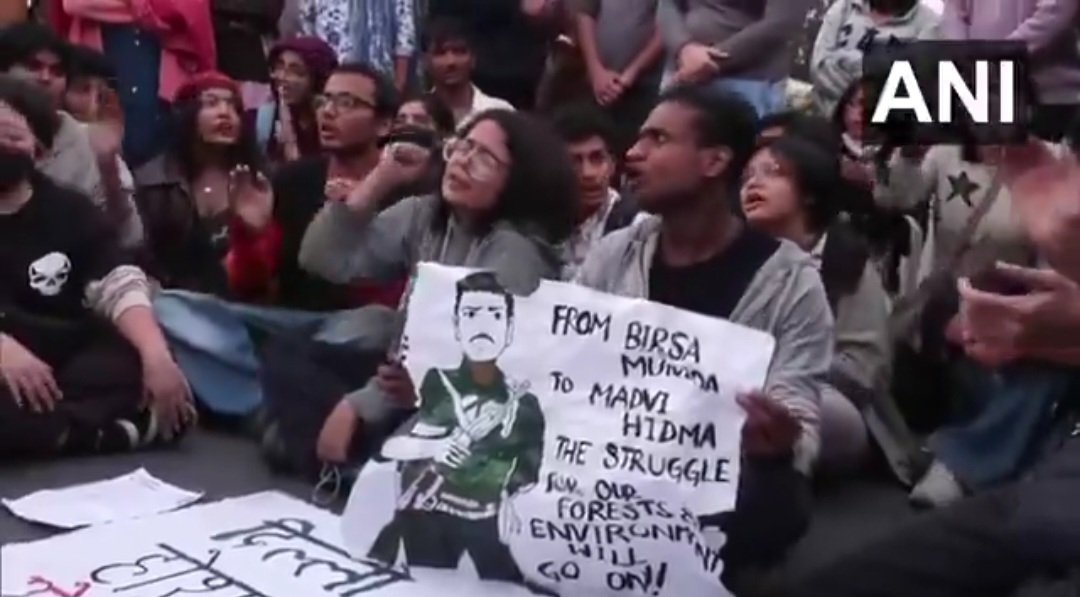 AskAnshul's tweet image. The protest was against air pollution in Delhi and the slogans were:

1) Comrade Hidma Amar Rahe.
2) Tum Kitne Hidma Maroge, Har Ghar Se Hidma Niklega.

Madvi Hidma was not an environmentalist, and he didn’t die of air pollution in Delhi. He was a Naxal who was responsible for 26…