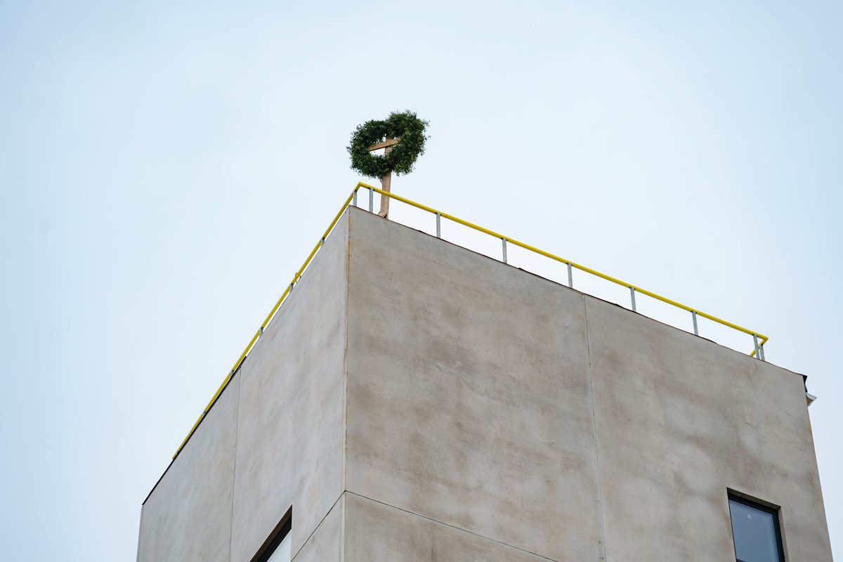 CBE_JU's tweet image. The topping-out of the new resin mill in Riga marks key progress for the CBE JU-funded VIOBOND project. The facility will scale up lignin-based resin production, reducing fossil inputs and supporting wider uptake of #biobased materials. 

🔗 finieris.com/topping-out-th…