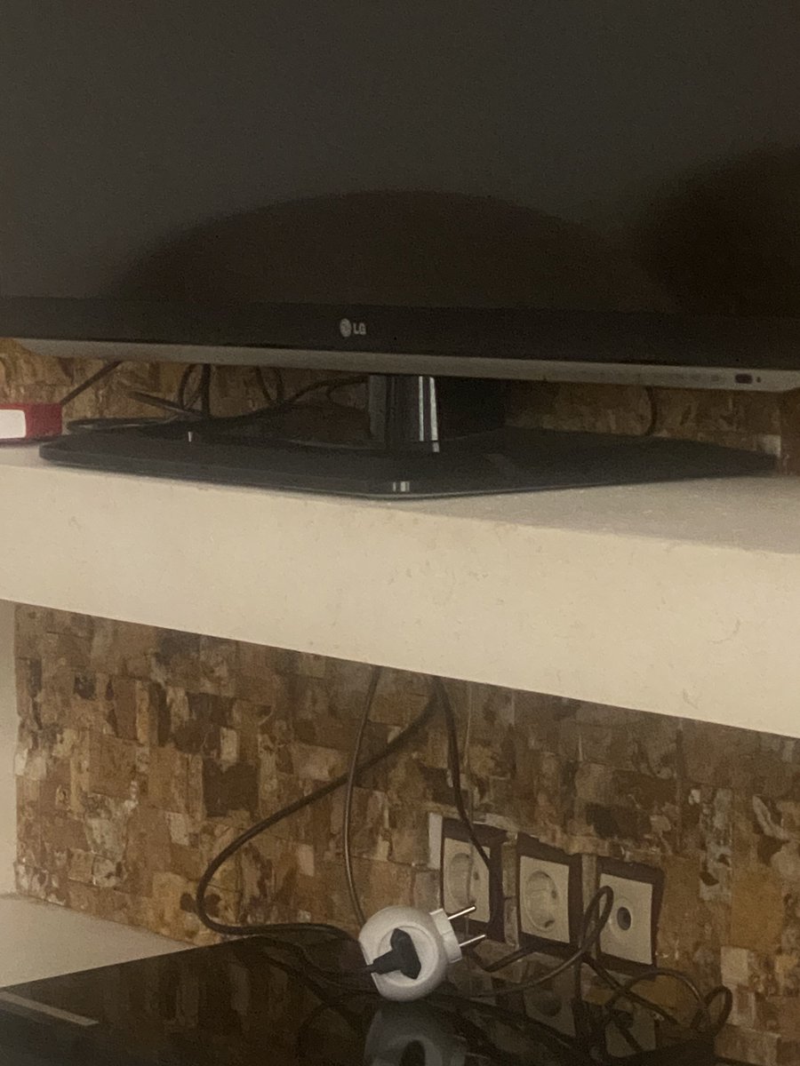 developeramlak's tweet image. میزان استفاده از تلوزیون تو خونه ما :))
امروز یکشنبه هست و هنوز حتی تو برق نزدیم :)))
 کلا فقط وقتی فوتبال مهم باشه تلوزیون رو میزنیم تو برق :))))
عملا کلا خاموشه