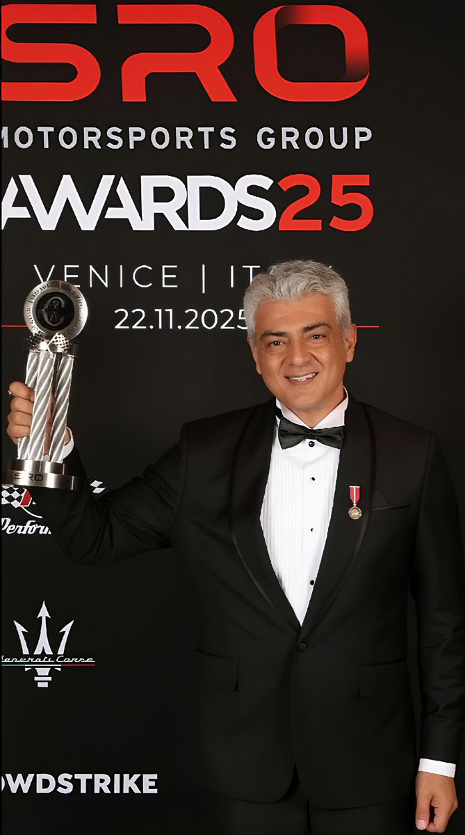 RaviBose7410's tweet image. Here Is An Exclusive AK Sir Award Moment Pic 😎🦁👑❤️💥 HD picture 
#AjithKumarRacing #AjithKumar