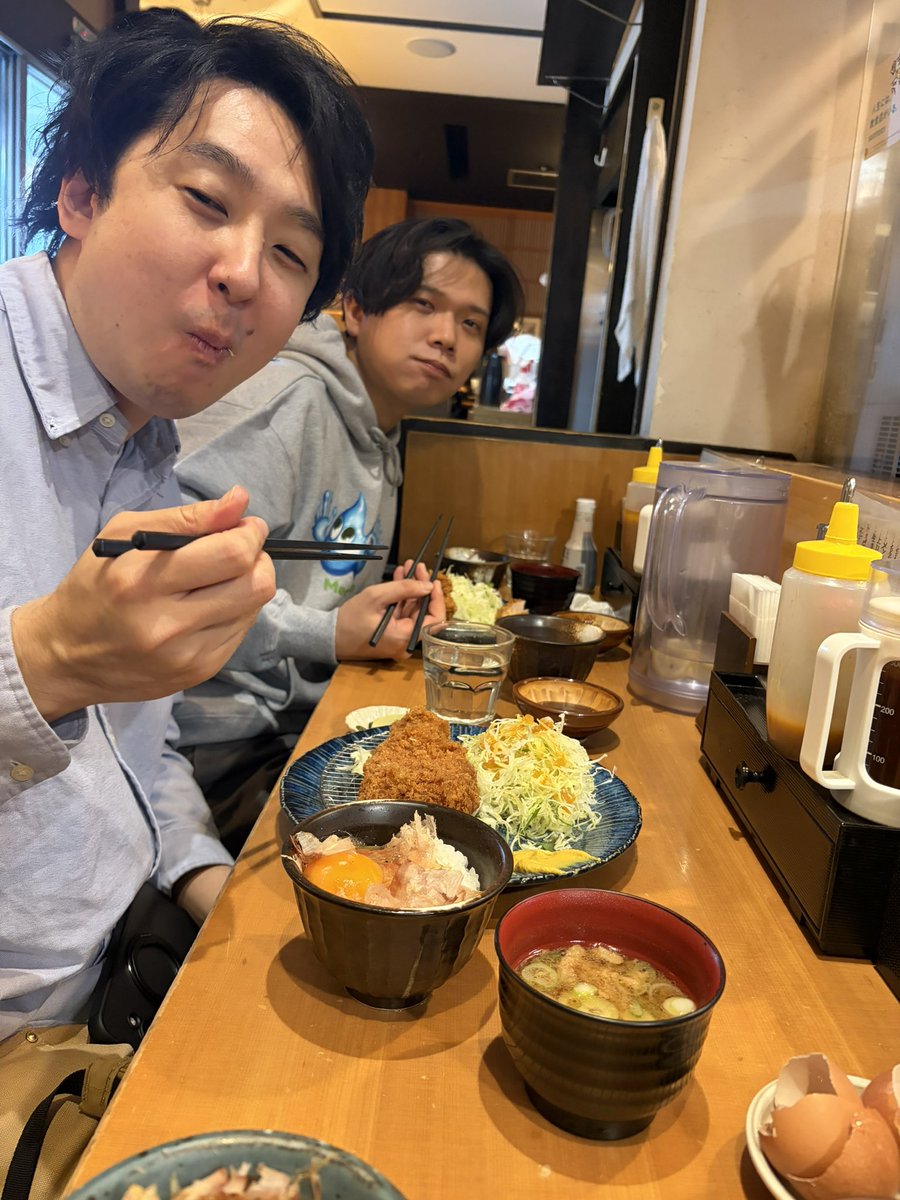 11/23(日)
うわー！これはXが満面の笑みだなぁ☺️
この前秋定と仁木くんとご飯を食べに行ったよ🫶
極ウマとんかつがテーブルに運ばれて来た時にすぐ食べようとしたら
秋定に止められて「写真撮らなあかんやろ💢日記やってるんやろ😡」と叱られた
秋定はいつも俺の抜けやだらしなさを正してくれる🫶