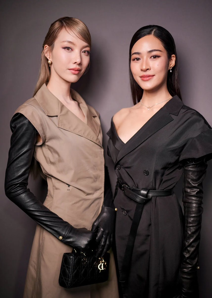 sthaftxrtherain's tweet image. Lingling และ Orm เปิดตัวบนรันเวย์ Paris Fashion Week ครั้งแรกในโชว์ Dior เดือนมีนาคม และเมื่อพวกเธอกลับไปอีกครั้งเพื่อร่วมงานเปิดตัวคอลเลกชันเสื้อผ้าสตรีครั้งแรกของ Jonathan Anderson ในเดือนตุลาคม ผลคือพวกเธอสามารถทำ สถิติ Earned Media Value สูงที่สุด ตามรายงานของ Karla Otto,…