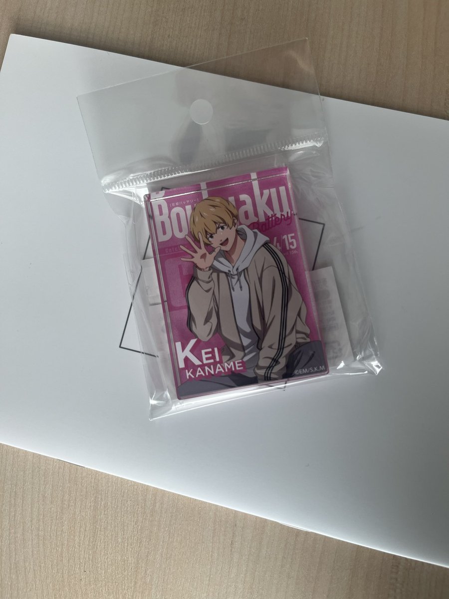 열매님이.. 선물해주신 일본 회지와 굿즈!!(혹시몰라서 어떤 회지인지는 비밀)
정말 감사합니다……… 이 은혜 제가 어찌 갚아야 할까요?