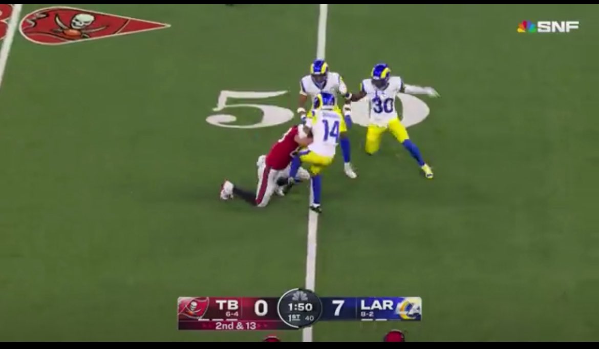 cutch777's tweet image. Bucs vs Rams 
-Both his knees touch the ground, I’m surprised they didn’t overturn it. 
#bucs #rams #nfl
